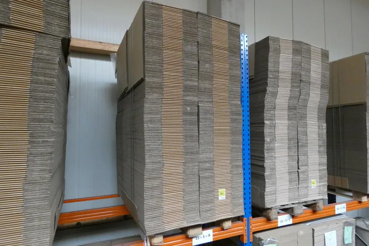 Konvolut Kartonagen Umfang: Palette mit Inhalt